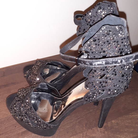 Gianni Bini platinum collection high heel shoes - Picture 4 of 4